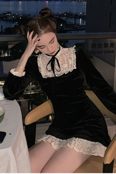 Retro női ruha csipkerészekkel és nyakkendőkkel