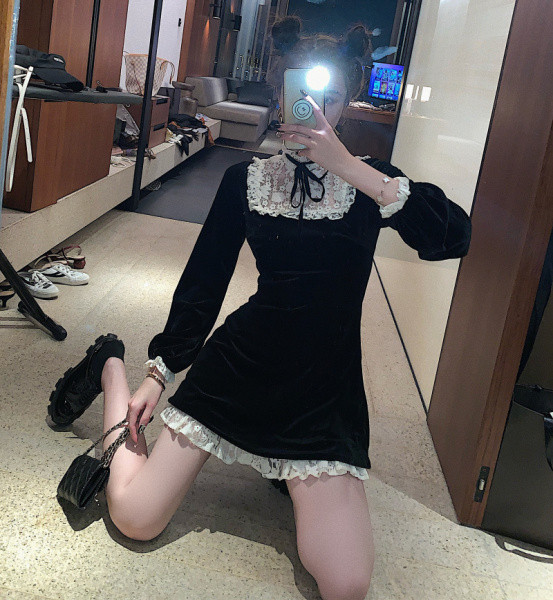 Retro női ruha csipkerészekkel és nyakkendőkkel