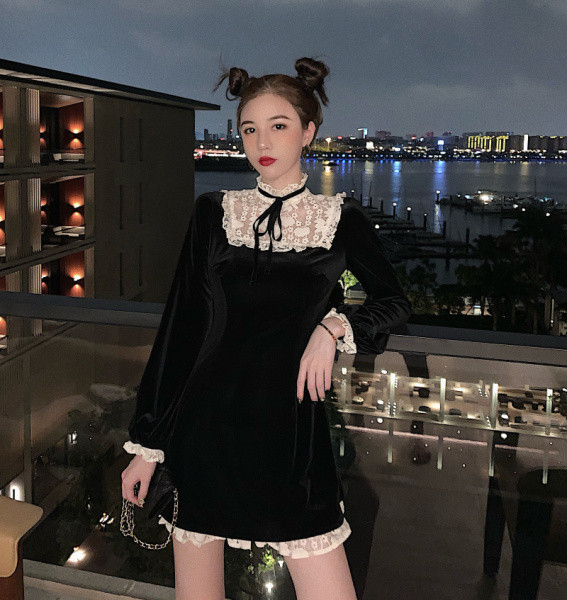 Retro női ruha csipkerészekkel és nyakkendőkkel