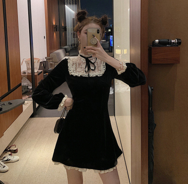 Retro női ruha csipkerészekkel és nyakkendőkkel