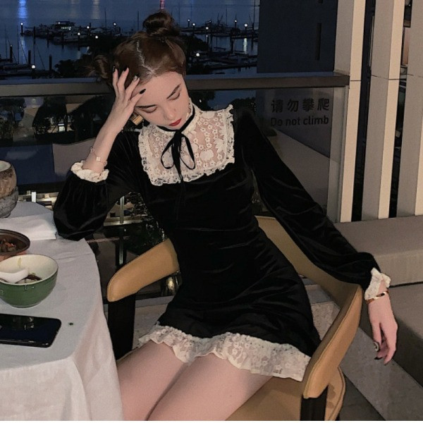 Retro női ruha csipkerészekkel és nyakkendőkkel