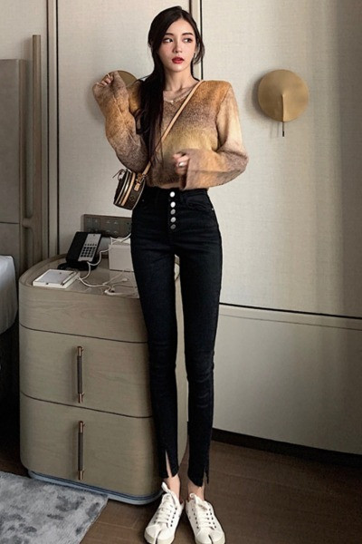 Lühike spitsikaelusega naiste kampsun – lai mudel