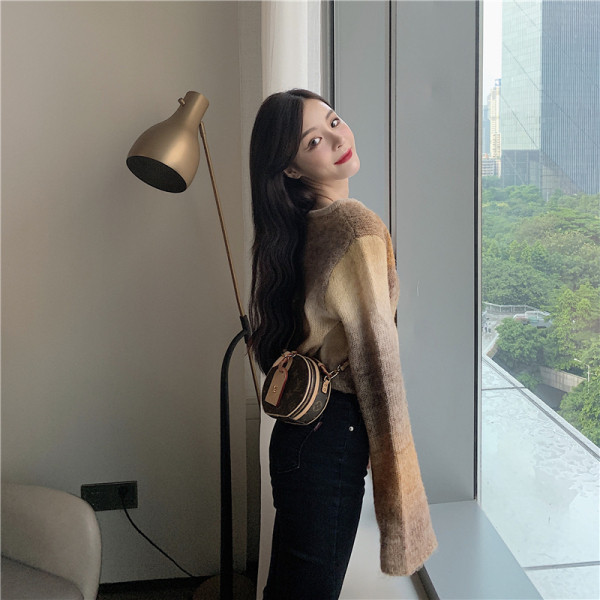 Lühike spitsikaelusega naiste kampsun – lai mudel