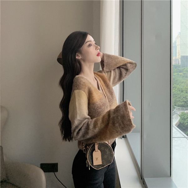 Lühike spitsikaelusega naiste kampsun – lai mudel