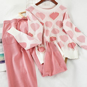 Naujo modelio megztas moteriškas dviejų dalių komplektas - palaidinė su širdelėmis ir perlais bei kelnės elastingu juosmeniu