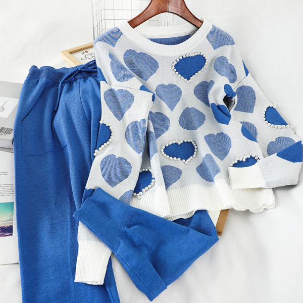 Naujo modelio megztas moteriškas dviejų dalių komplektas - palaidinė su širdelėmis ir perlais bei kelnės elastingu juosmeniu