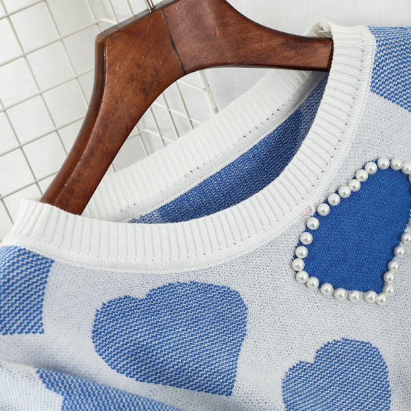 Naujo modelio megztas moteriškas dviejų dalių komplektas - palaidinė su širdelėmis ir perlais bei kelnės elastingu juosmeniu