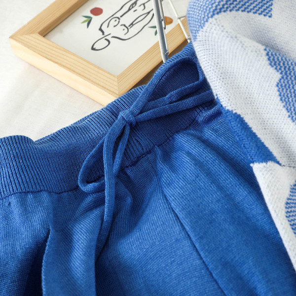 Naujo modelio megztas moteriškas dviejų dalių komplektas - palaidinė su širdelėmis ir perlais bei kelnės elastingu juosmeniu