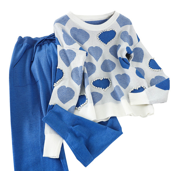 Naujo modelio megztas moteriškas dviejų dalių komplektas - palaidinė su širdelėmis ir perlais bei kelnės elastingu juosmeniu