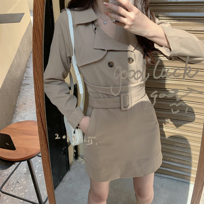 Női ruha klasszikus gallérral és övvel