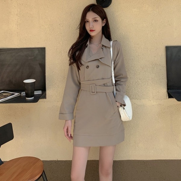 Női ruha klasszikus gallérral és övvel