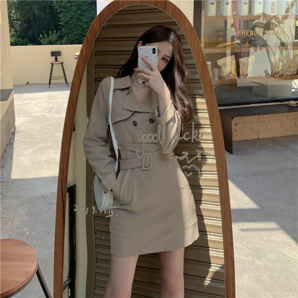 Női ruha klasszikus gallérral és övvel