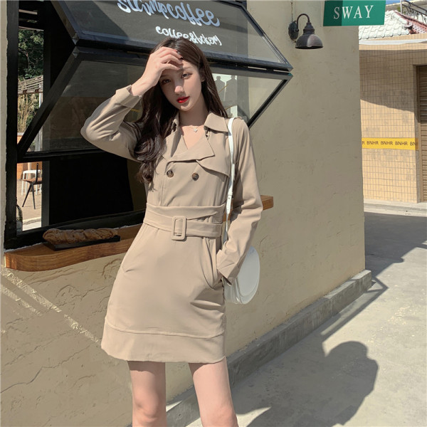 Női ruha klasszikus gallérral és övvel