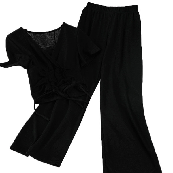 Sport-alkalmi női szett, amely egy rövid nyakkendős pólót és széles, magas derékú nadrágot tartalmaz