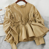 Mõeldud naiste särk ovaalse kaelusega ja laiade varrukatega