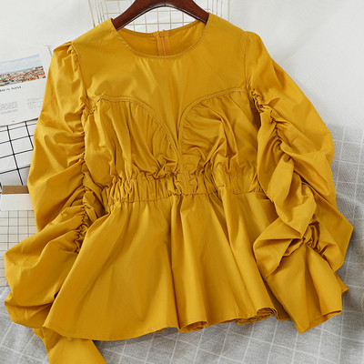 Mõeldud naiste särk ovaalse kaelusega ja laiade varrukatega