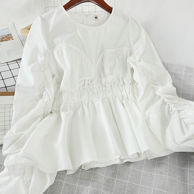 Mõeldud naiste särk ovaalse kaelusega ja laiade varrukatega