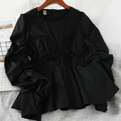 Mõeldud naiste särk ovaalse kaelusega ja laiade varrukatega