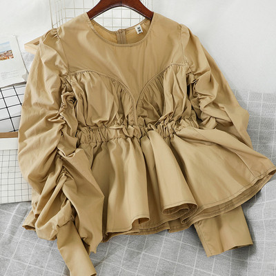 Mõeldud naiste särk ovaalse kaelusega ja laiade varrukatega