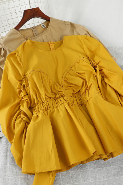 Mõeldud naiste särk ovaalse kaelusega ja laiade varrukatega