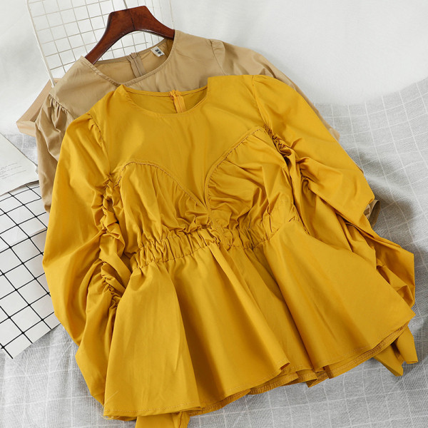 Mõeldud naiste särk ovaalse kaelusega ja laiade varrukatega