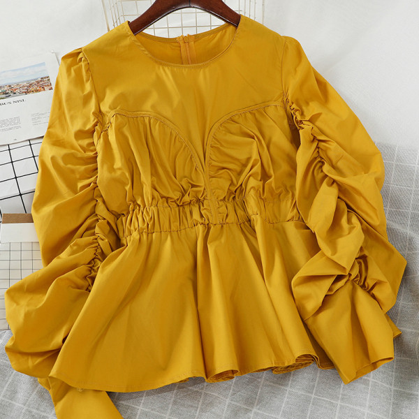 Mõeldud naiste särk ovaalse kaelusega ja laiade varrukatega