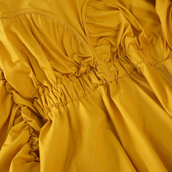 Mõeldud naiste särk ovaalse kaelusega ja laiade varrukatega