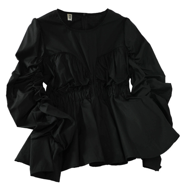 Mõeldud naiste särk ovaalse kaelusega ja laiade varrukatega