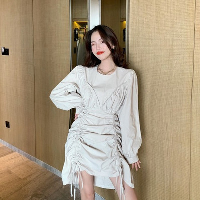 Aszimmetrikus női ruha széles ujjal és nyakkendővel