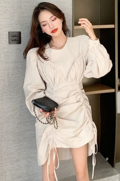 Aszimmetrikus női ruha széles ujjal és nyakkendővel