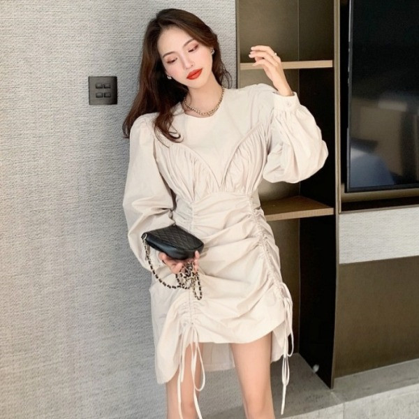 Aszimmetrikus női ruha széles ujjal és nyakkendővel