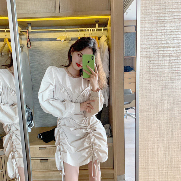 Aszimmetrikus női ruha széles ujjal és nyakkendővel