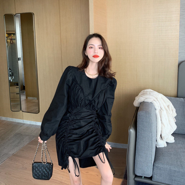 Aszimmetrikus női ruha széles ujjal és nyakkendővel