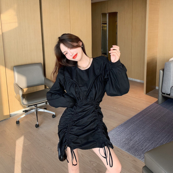 Aszimmetrikus női ruha széles ujjal és nyakkendővel