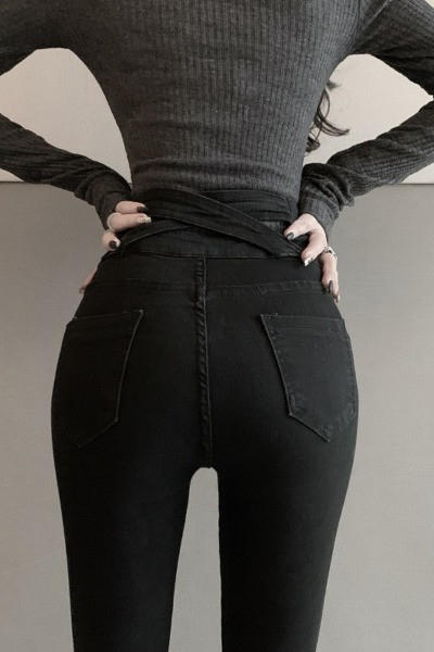 Testhezálló fekete női farmer, magas derékkal