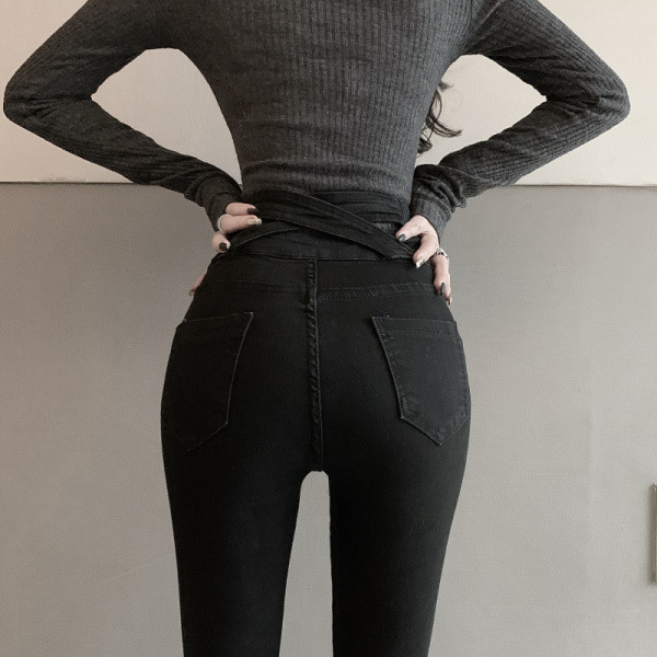 Testhezálló fekete női farmer, magas derékkal