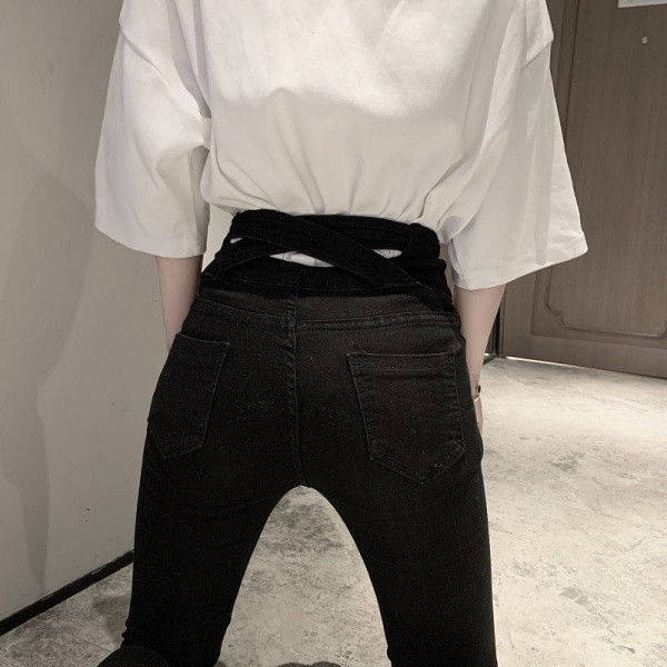 Testhezálló fekete női farmer, magas derékkal