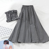 Modern kockás női szett, melyben egy rövid melltartó és egy kivágott, magas derékú szoknya található