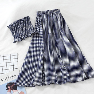 Modern kockás női szett, melyben egy rövid melltartó és egy kivágott, magas derékú szoknya található