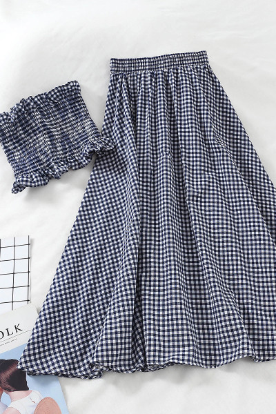 Modern kockás női szett, melyben egy rövid melltartó és egy kivágott, magas derékú szoknya található