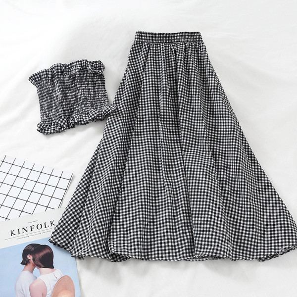 Modern kockás női szett, melyben egy rövid melltartó és egy kivágott, magas derékú szoknya található