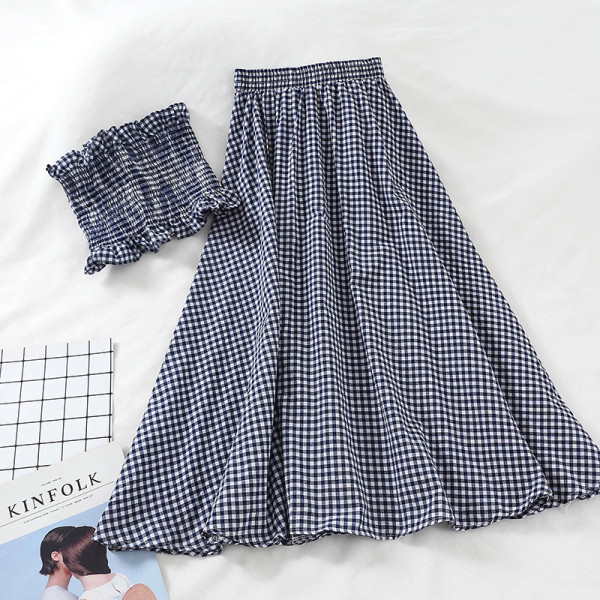 Modern kockás női szett, melyben egy rövid melltartó és egy kivágott, magas derékú szoknya található