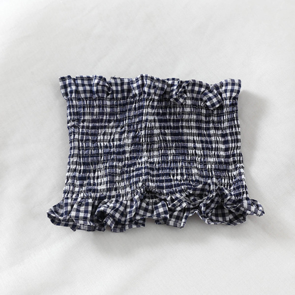 Modern kockás női szett, melyben egy rövid melltartó és egy kivágott, magas derékú szoknya található