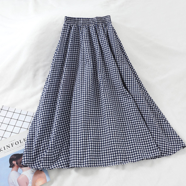 Modern kockás női szett, melyben egy rövid melltartó és egy kivágott, magas derékú szoknya található