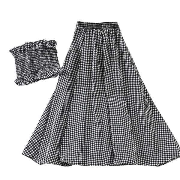 Modern kockás női szett, melyben egy rövid melltartó és egy kivágott, magas derékú szoknya található