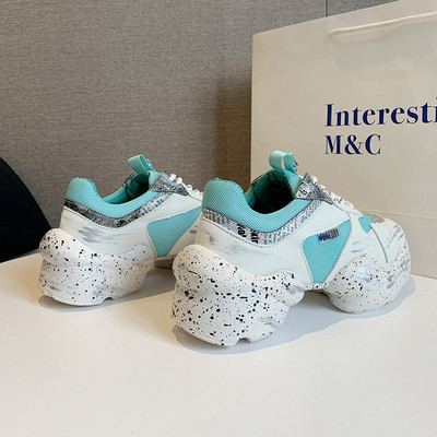 Uued moodsad krobelise talla ja paeltega naiste tossud