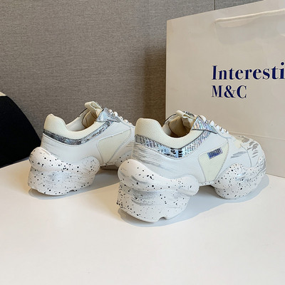 Uued moodsad krobelise talla ja paeltega naiste tossud