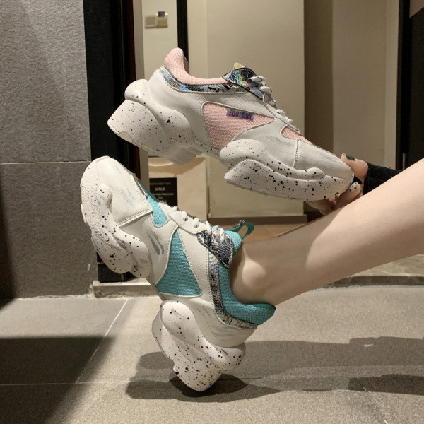 Uued moodsad krobelise talla ja paeltega naiste tossud