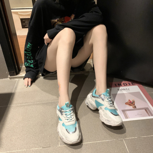 Uued moodsad krobelise talla ja paeltega naiste tossud