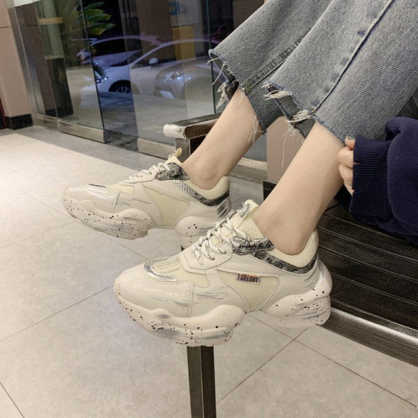 Uued moodsad krobelise talla ja paeltega naiste tossud